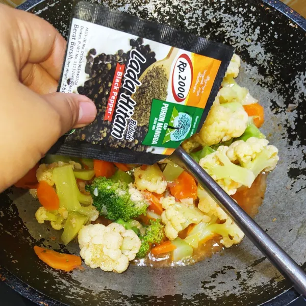 Masukkan semua bahan lain, aduk dan tes rasa. Masak sampai air berkurang dan sayur matang.