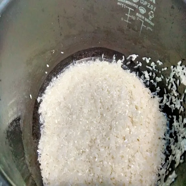Cuci bersih beras.