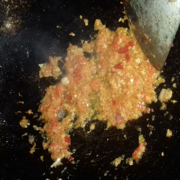 Tumis bumbu sampai harum, masukan teri yang sudah digoreng lalu aduk rata. Jika bumbu dan teri sudah tercampur rata angkat dan sajikan.
