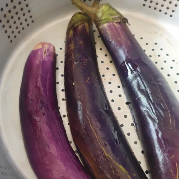 Belah terong, lalu kukus. Boleh juga dibakar apabila suka.