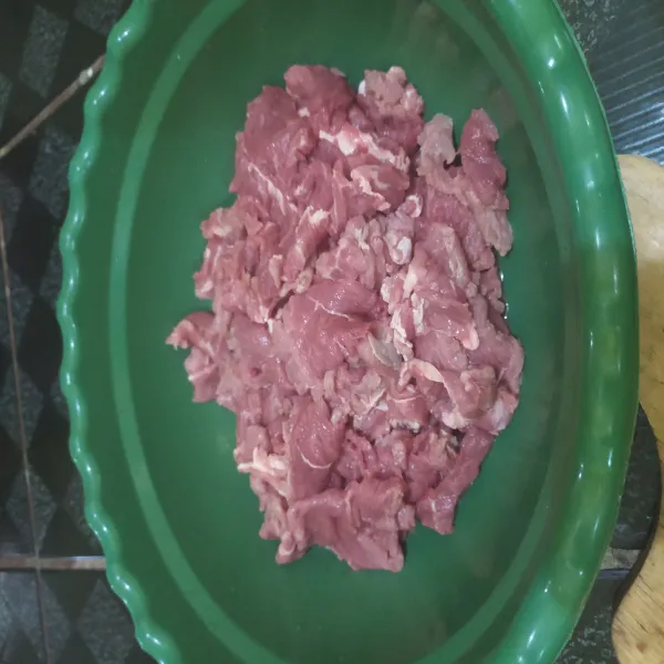 Potong tipis-tipis daging sapi, cucu bersih