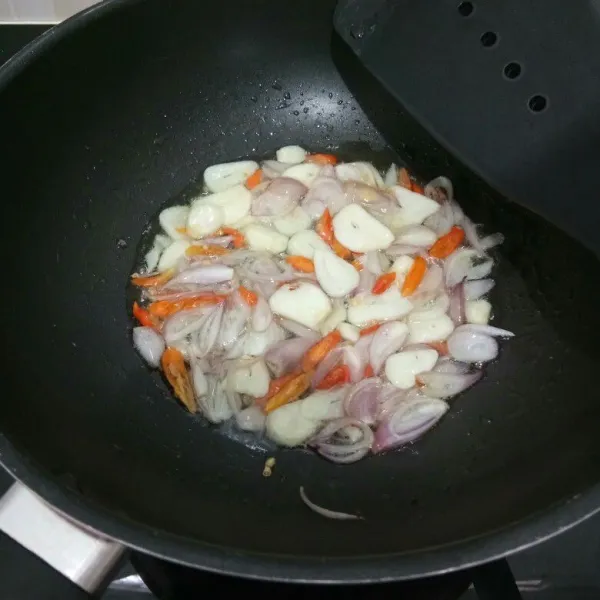 Panaskan minyak goreng, masukan cabe, bawang merah, bawang putih. Tumis hingga harum dan layu.