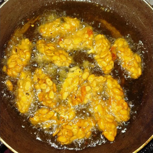 Panaskan minyak goreng masukan mendol lalu goreng hingga matang