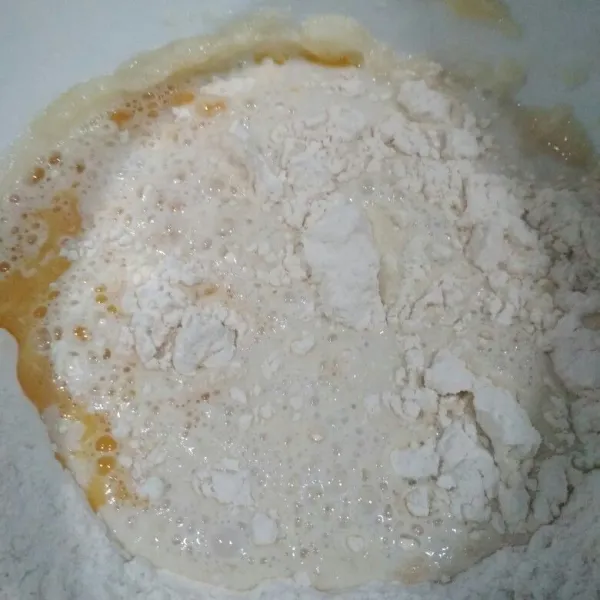 Tambahkan tepung terigu, garam, baking powder, vanili bubuk aduk rata tambahkan ragi instan, margarin yang sudah dilelehkan, telur dan tuang santan, mixer hingga tercampur rata, diamkan hingga 2-3 jam dengan di tutup kain bersih