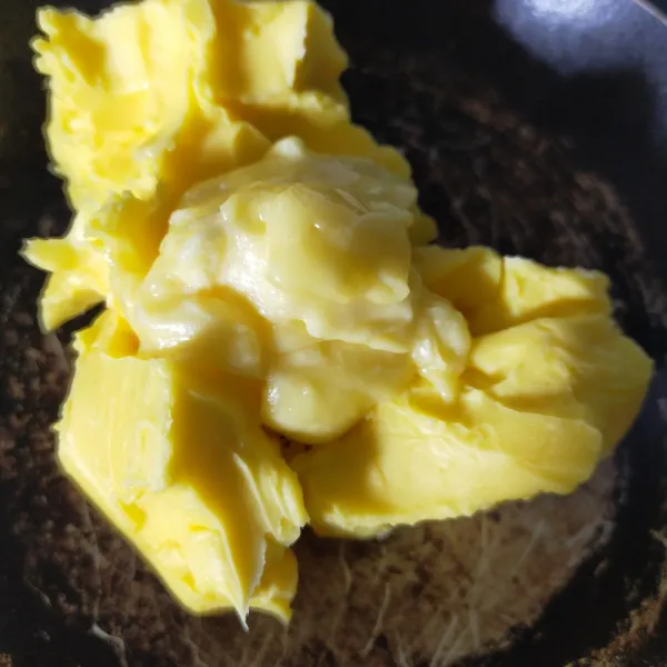 Lelehkan butter dan margarin.
