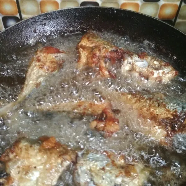 Panaskan minyak goreng ikan hingga setengah matang angkat dan tiriskan