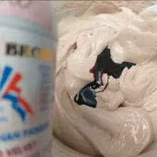 Beri pasta red velvet, aduk rata. Bagi menjadi 3 bagian. Tuang adonan 1 ke loyang 20x10x4cm yang telah dioles dengan minyak tipis-tipis dan dialasi baking paper, lalu kukus selama 10 menit dengan api sedang dan tutup kukusan dilapisi serbet.