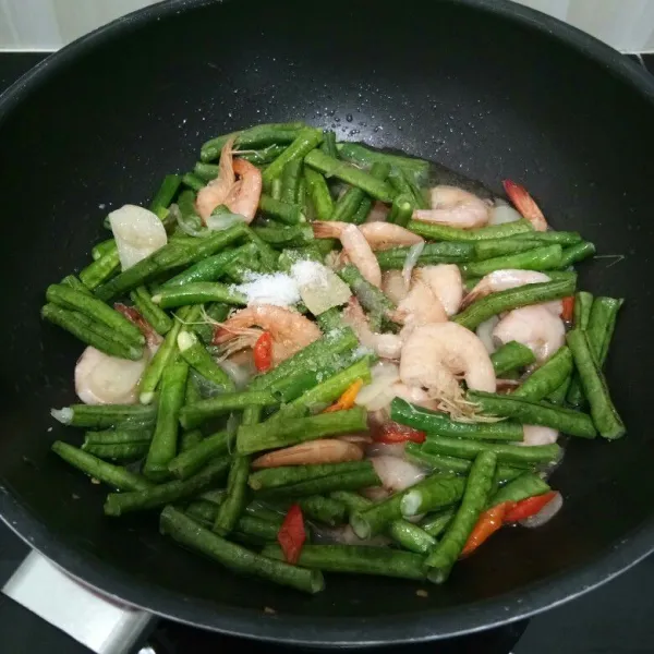 Lalu masukan kacang panjang, garam, gula pasir dan air. Aduk rata, masak hingga mendidih.