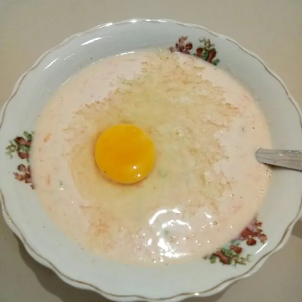 Lalu masukan telur ayam, aduk hingga tercampur rata.