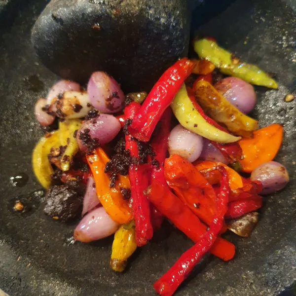 Haluskan bumbu bersama kencur, garam dan gula.