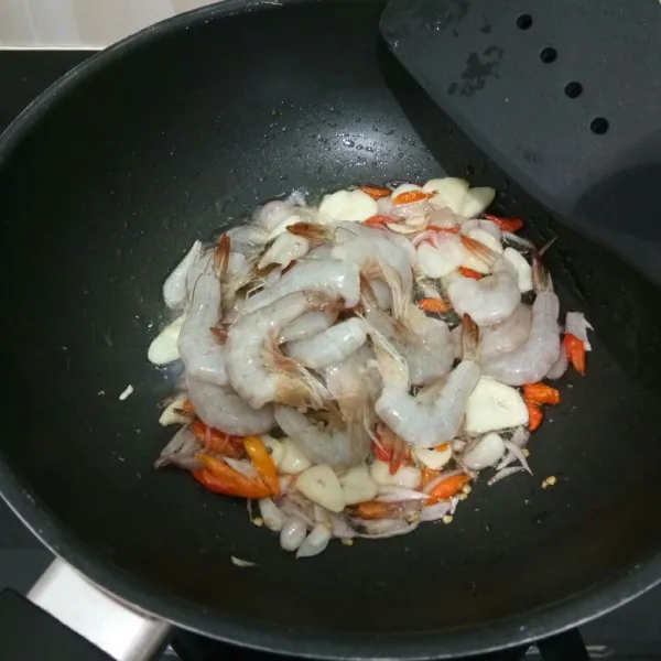 Kemudian masukan udang, aduk rata. Masak hingga udang berubah warna.