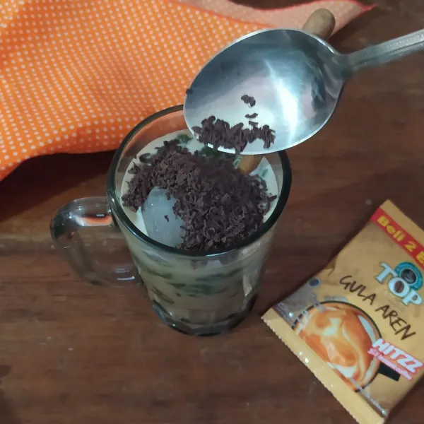 Beri topping coklat serut, sajikan.