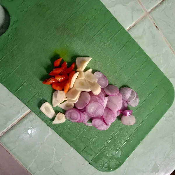 Iris cabai rawit, bawang merah dan bawang putih.