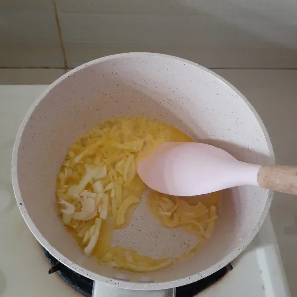 Lalu panaskan margarin dan tumis bawang putih dan bombay hingga sedikit layu.