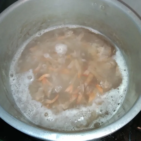 Membuat kuah tekwan, rebus air dan kulit udang sampai mendidih, bila sudah mendidih buang kulitnya.
