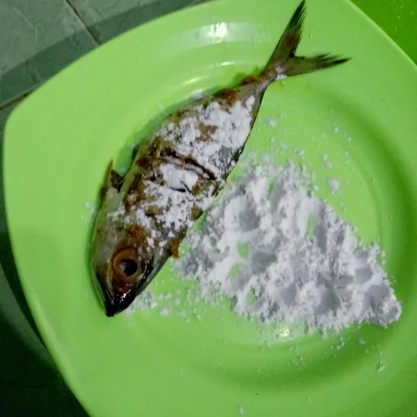 Sesaat sebelum digoreng, baluri ikan dengan tepung kanji, agar tidak lengket di wajan.