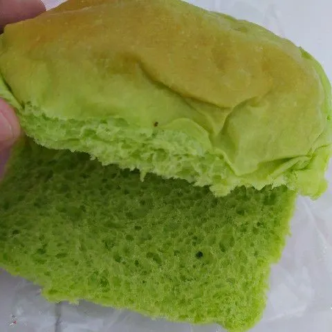 Iris roti bun menjadi dua.