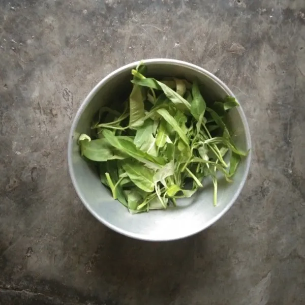 Potong dan bersihkan kangkung.