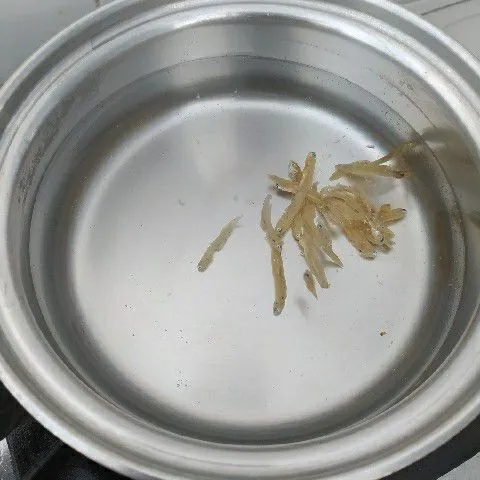 Rebus ikan teri yang sudah dicuci bersih sampai mendidih.