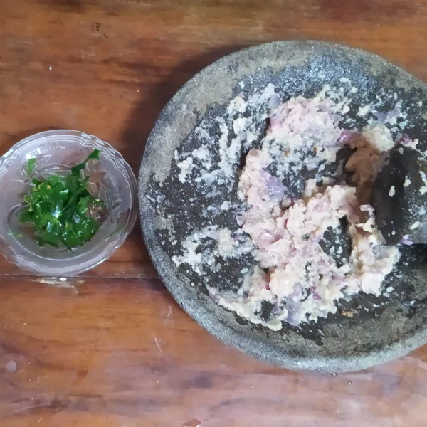 Sambil menunggu empuk, haluskan bawang merah, bawang putih, kencur, kemiri, garam, gula dan ketumbar. Iris daun jeruk.