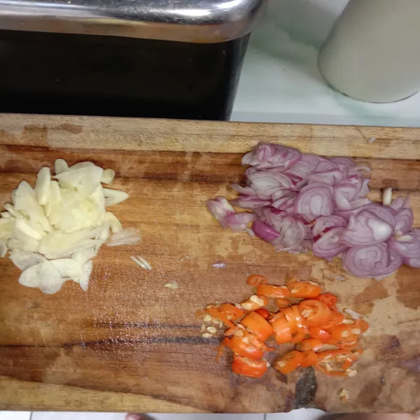 Potong bawang putih, bawang merah, cabai dan sosis.