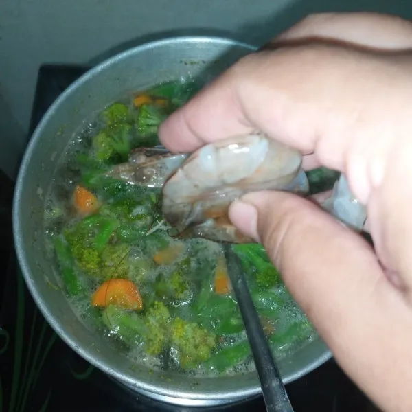 Masukkan udang.