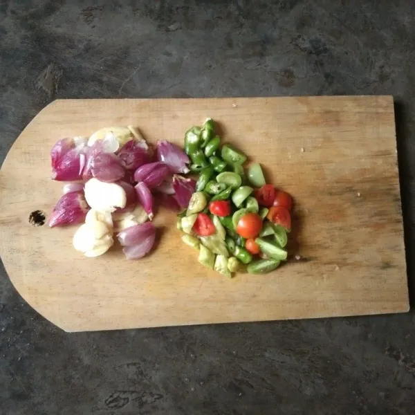 Keprak bawang merah dan bawang putih. Iris serong cabe besar dan cabe kecil.