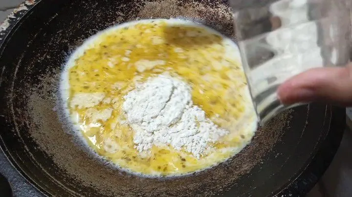 Setelah itu tambahkan tepung terigu, terus aduk-aduk dan pastikan tidak ada tepung yang bergerindil.