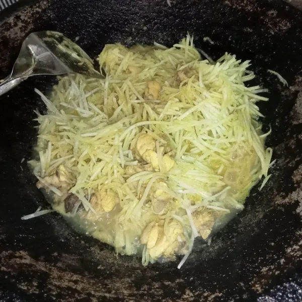 Masukkan pepaya dan aduk rata, masak sampai pepaya empuk.