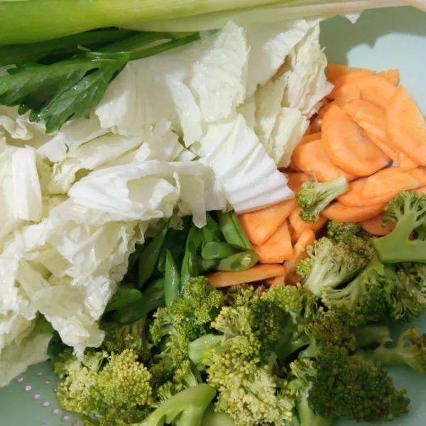 Cuci bersih sayur lalu potong-potong.