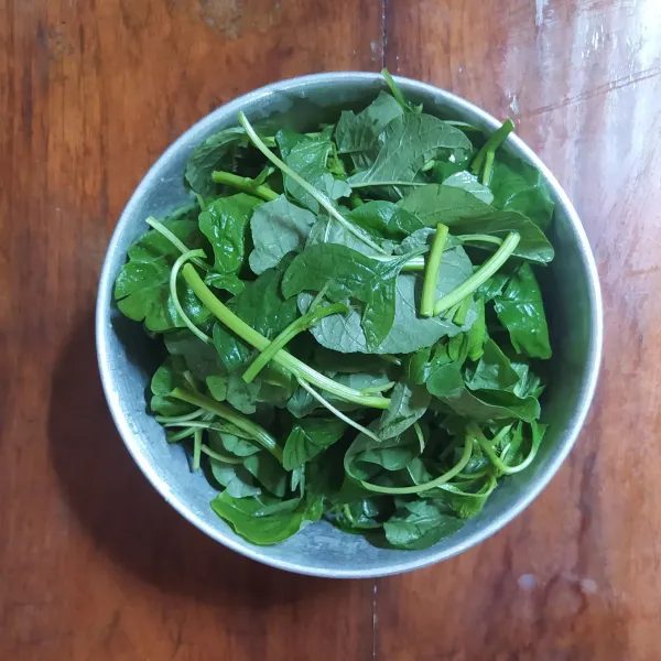 Petik dan cuci bayam.
