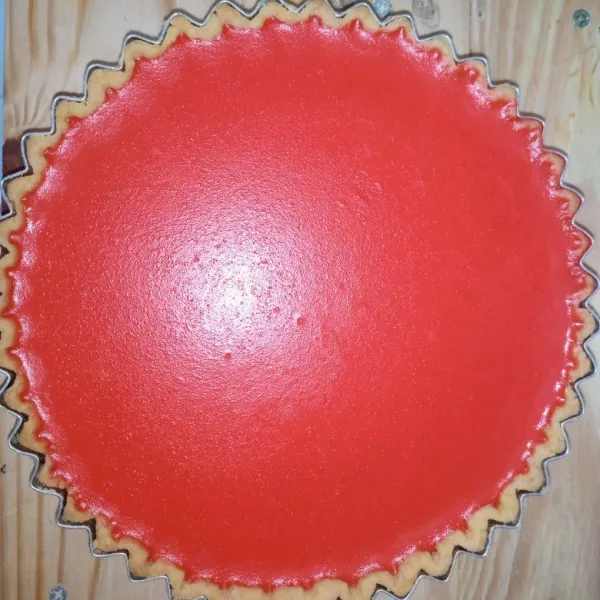 Setelah pie dingin, di suhu ruang, tuang pudding di atas permukaan pie dan diamkan 35 menit hingga kokoh sempurna.