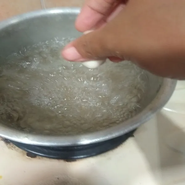 Didihkan air rebus cilok hingga matang