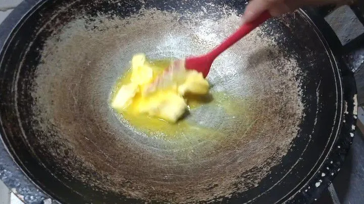 Lelehkan margarin pada wajan/teflon bersih.