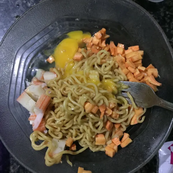 Campur indomie, wortel, telur, daun bawang dan crab stik.