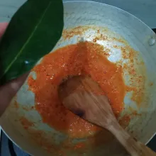 Masukkan daun salam dan serai. Setelah air di bumbu menyusut, baru ...