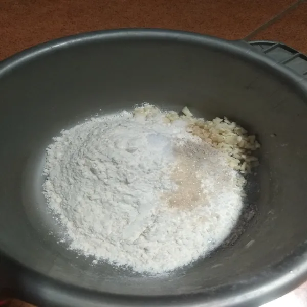 Siapkan wadah bersih campur tepung terigu, bawang putih, garam, gula, merica bubuk, dan penyedap rasa lalu aduk sampai rata