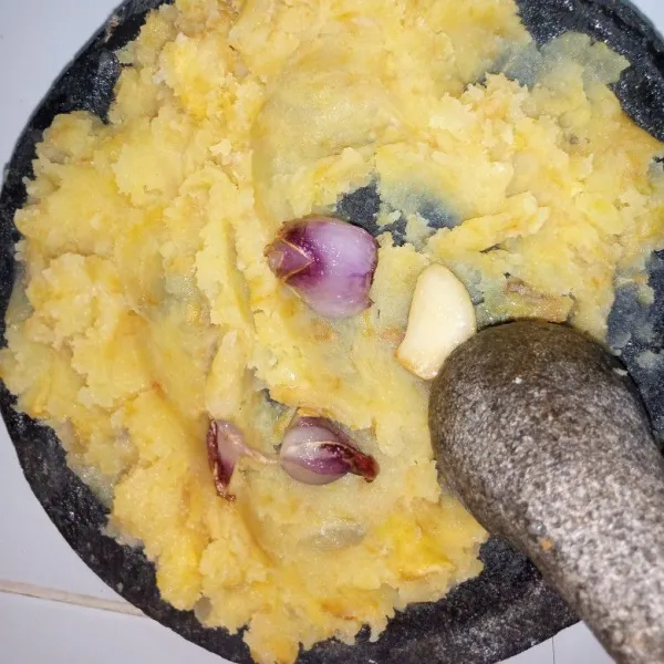 Uleg kentang menggunakan cobek hingga halus. Setelah itu uleg juga bawang tambahkan pala, merica, gula, garam dan kaldu jamur.