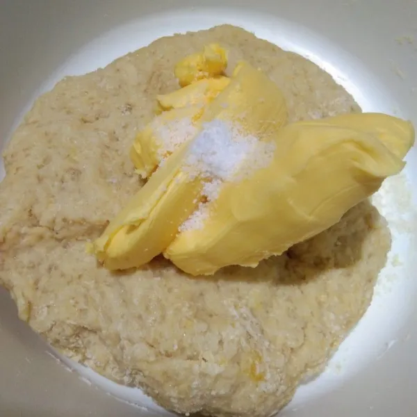 Dalam wadah campur tepung terigu, telur, ragi instan, gula pasir, susu bubuk uleni hingga setengah kalis tambahkan margarin dan garam uleni hingga kalis