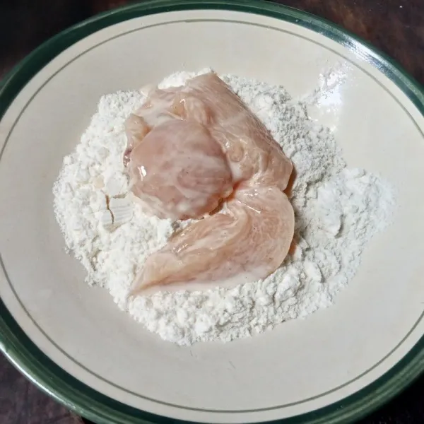 Baluri ayam dengan tepung bumbu hingga merata.