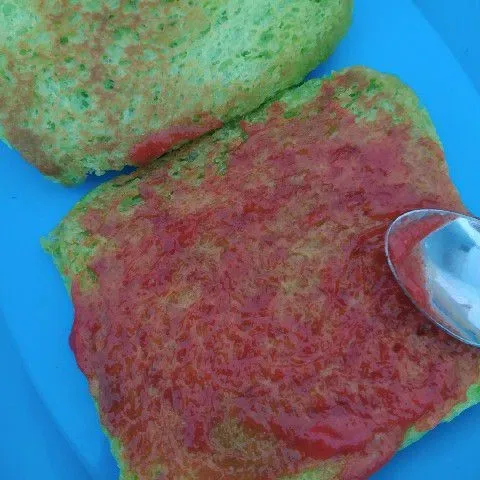 Olesi roti dengan saus sambal.