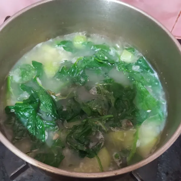 Setelah manisah empuk, masukkan bayam.