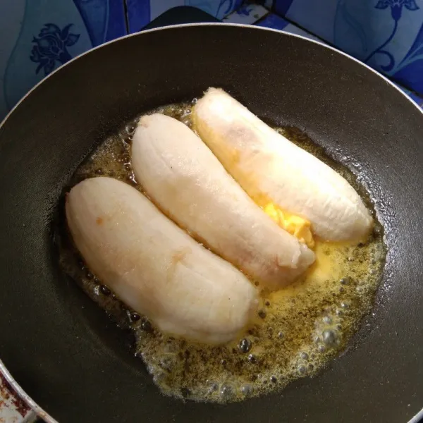 Panaskan margarin, tata pisang masak hingga kedua belah sisi matang