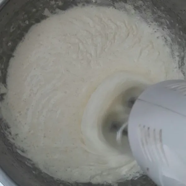 Mixer telur, gula, dan sp hingga kental putih pucat