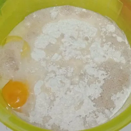 Dalam wadah bersih campur tepung terigu dan telur kemudian masukan ragi uleni hingga setengah kalis.