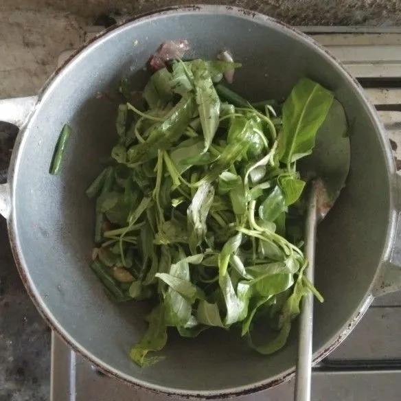 Masukkan kangkung dan tumis kembali hingga kangkung dan kacang matang.