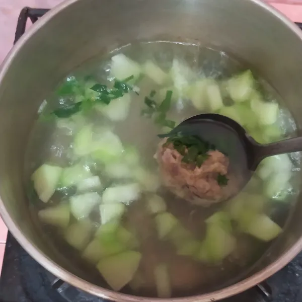 Masukkan bumbu ke dalam rebusan manisah.