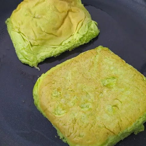 Panaskan margarin, kemudian panggang roti.