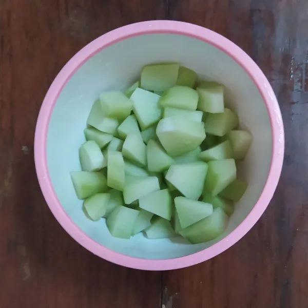 Kupas manisah, potong-potong lalu cuci bersih.