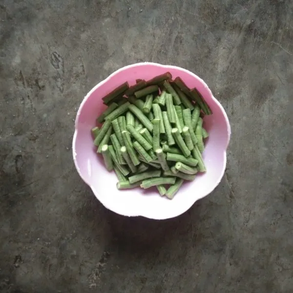 Potong dan bersihkan kacang panjang.